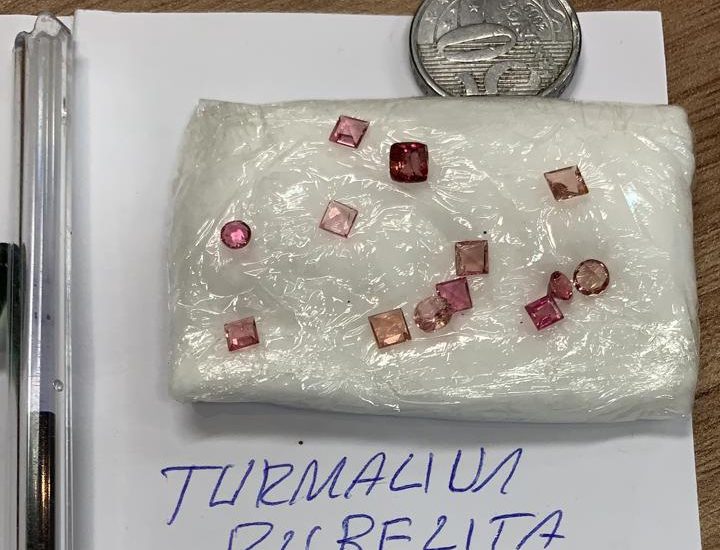 Pedras e minerais turmalina rubelita